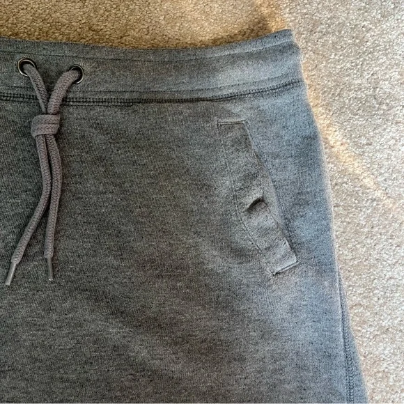 EUC Women’s Forever 21 Rounded Hem Skirt size Medium in Gray - Picture 3 of 5